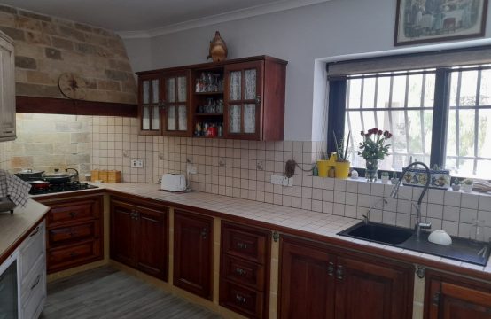 Attard partly furnished 3 double bedroom maisonette with garage