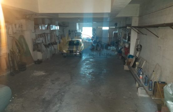 Marsa 6 car garage with backyard