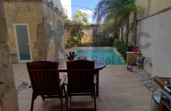 Kirkop luxuriously converted 3 bedroom townhouse with Pool
