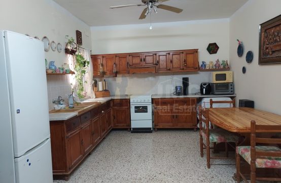 San Gwann partly furnished 3 bedroom apartment with use of roof