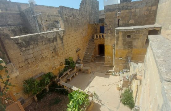 Qrendi Large House of Character with large garden